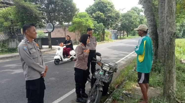 Jaga Kondusivitas, Polsek Bantul Sambangi Petani di Sawah