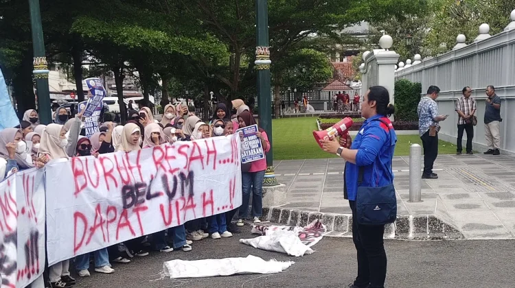 Inilah Barang yang Wajib Dibawa saat Turun Aksi Hari Buruh