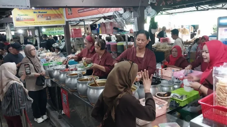 Jenang Yu Jumilah Pasar Ngasem Diserbu Pembeli saat Lebaran, 1.500 Cup Ludes