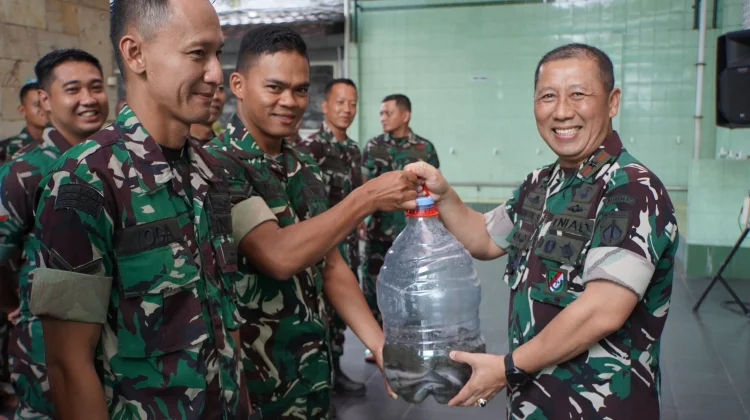 Menjelang Akhir Jabatan, Brigjen Bambang Sujarwo Bagikan Lele ke Anggota