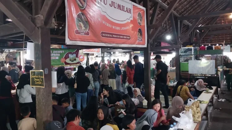 Antrean Mengular, Jenang Yu Jumilah Jadi Buruan Pengunjung Pasar Ngasem