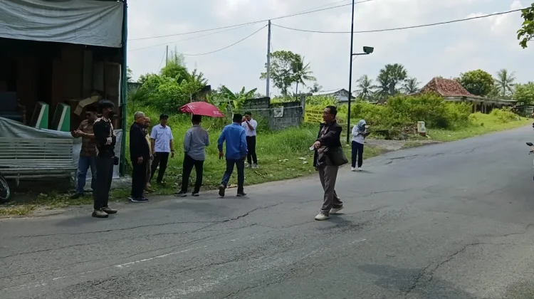 Sering Picu Tabrakan Beruntun, Warga Keluhkan Genangan di Jalan Sentolo