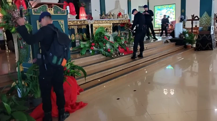 Pastikan Keamanan Paskah, Brimob Polda DIY Sterilisasi Gereja di Bantul