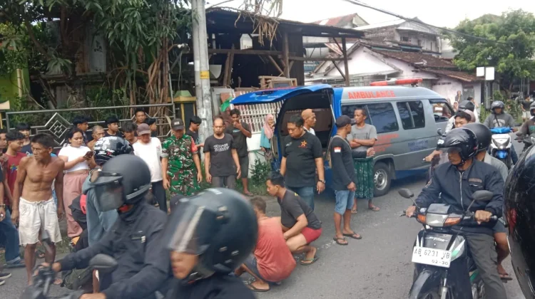 Gagal Menyalip, Pemotor Terjatuh Menabrak Bus di Sewon