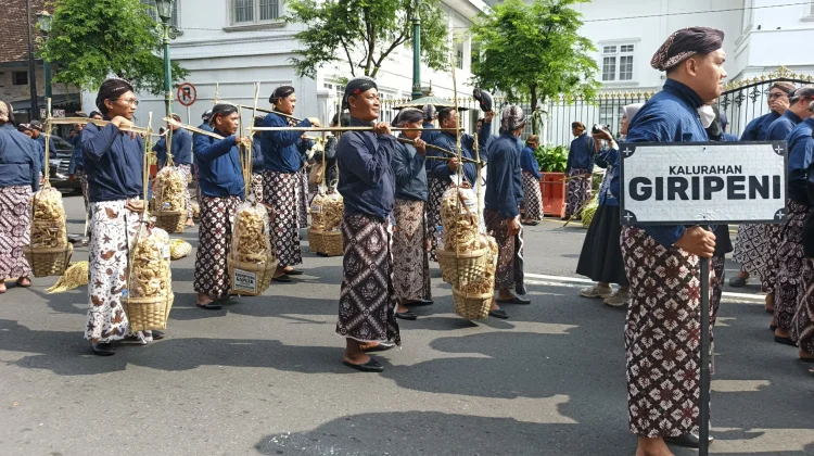 Giripeni Persembahkan Pikulan Krimpying Gaplek pada HUT ke-80 Yuswa Dalem