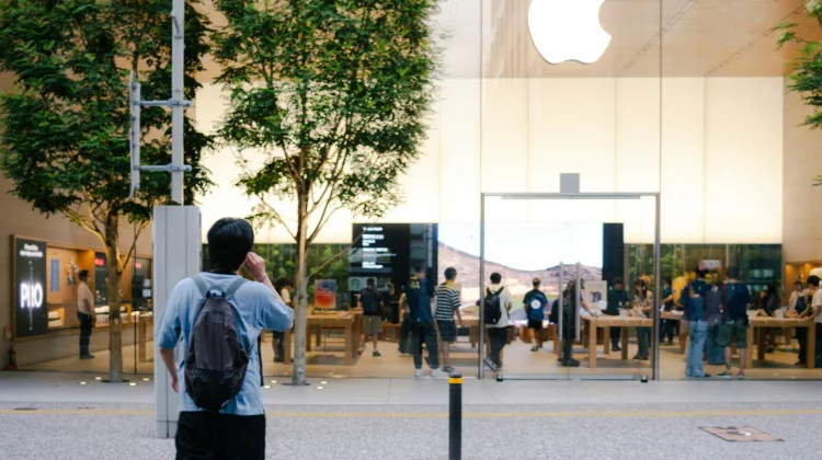 Apple: Dari Garasi Jadi Raja Teknologi