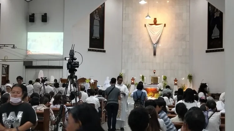 Ribuan Umat Katolik Ikuti Misa Kamis Putih