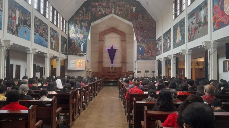 Misa Jumat Agung di Gereja Santo Antonius Kotabaru