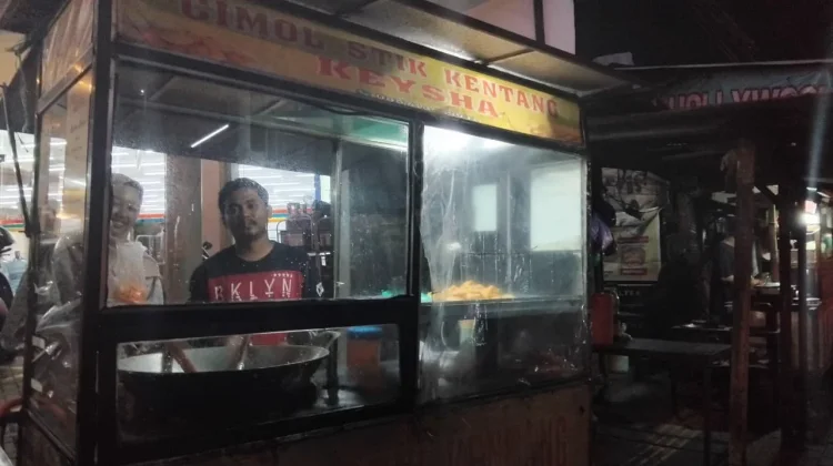 Cimol Stik Kentang Ramaikan Jalan Terban UGM