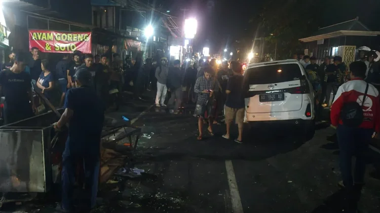 Mobil Tabrak Warung dan Motor di Banguntapan Bantul