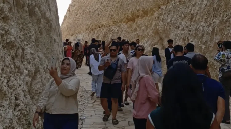 On The Rock, Menawarkan Keindahan Laut Lepas dari Atas Tebing Batu Karang