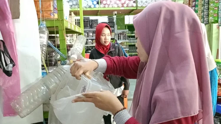 Harga Plastik Kemasan di Sleman Meroket, Kenaikan Tembus 100 Persen