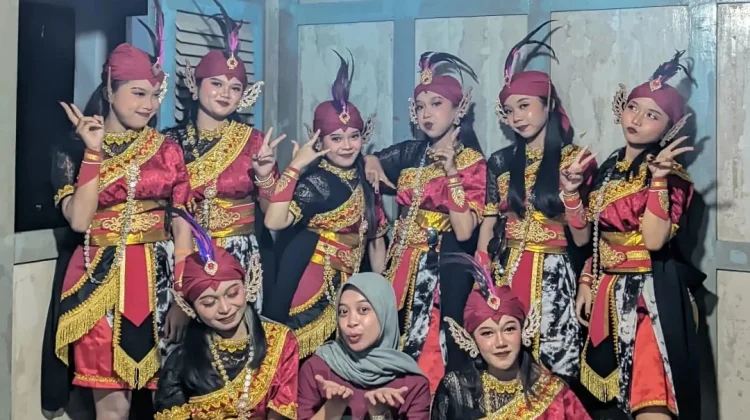 Perempuan Benteng Tradisi di Era Global