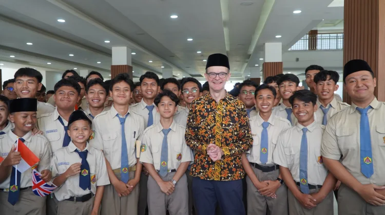 Kunjungi Mu’allimin, Dubes Inggris Sematkan Gold Medal Duke of Edinburgh's