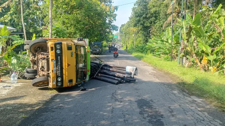 Pengemudi Tak Hafal Jalan, Truk Bermuatan Tiang WiFi Terguling di Goa Selarong
