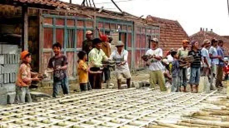Gotong Royong Antar Warga Kurangi Resiko Bencana