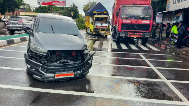 Mobil Oleng Tabrak Truk di Jalan Jogja–Solo Km 14
