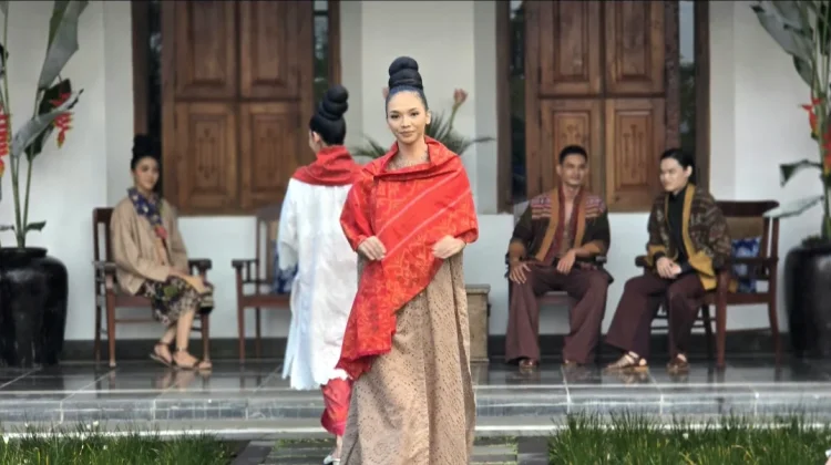 Menyuluh Wastra Menoreh Jejak, Eksplorasi 7 Provinsi di 2 Dekade Phillip Iswardono