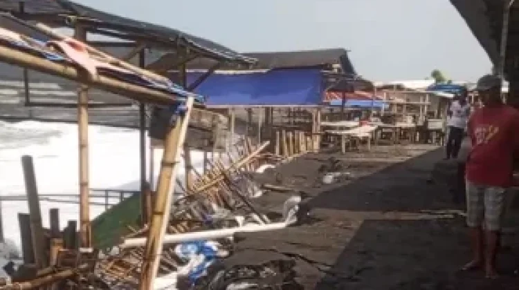 Sejumlah Warung di Pantai Depok Rusak Diterpa Gelombang Pasang