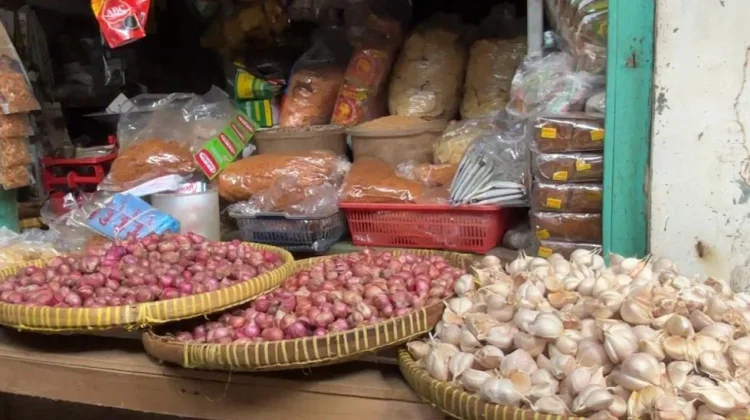 Harga Bawang dan Cabai Tak Stabil, Pedagang Khawatir Rugi