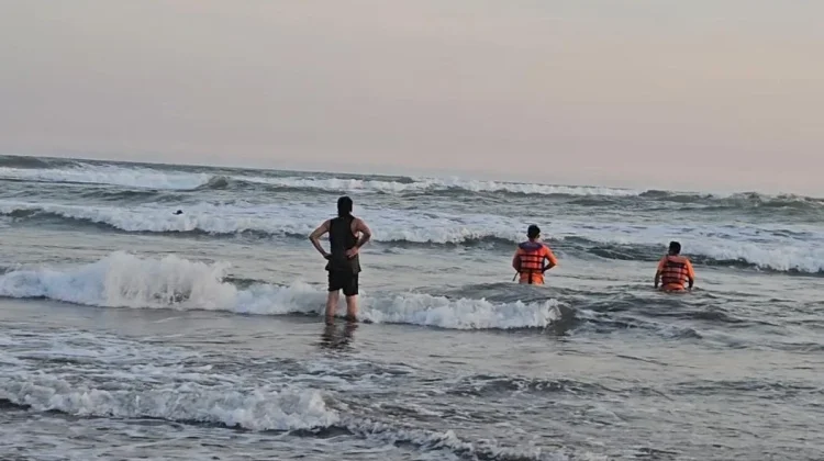 Dua Remaja Terseret Arus Saat Mencoba Berselancar di Parangtritis, 1 Orang Hilang