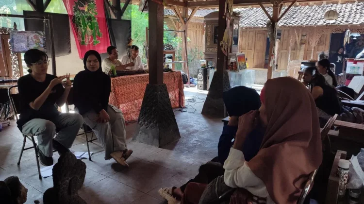 Unik, Pementasan Wayang dengan Juru Bahasa Isyarat di Omah Kahangnan