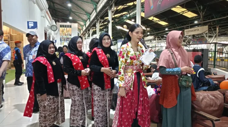 Rayakan Hari Kartini, Srikandi Kereta Api Yogyakarta Kompak Kenakan Kebaya