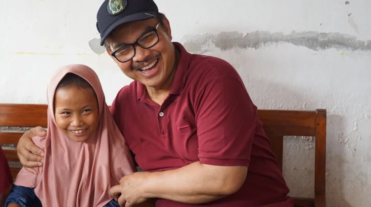 Secercah Harapan Bagi Azizah, Si Mungil Tulang Punggung dan Penjaga Sang Ayah