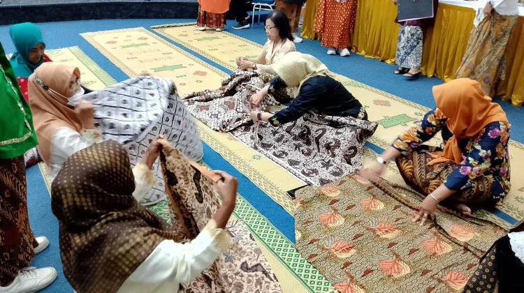 Merawat Warisan Budaya lewat Lomba Mewiru Kain Jarik di Hari Kartini