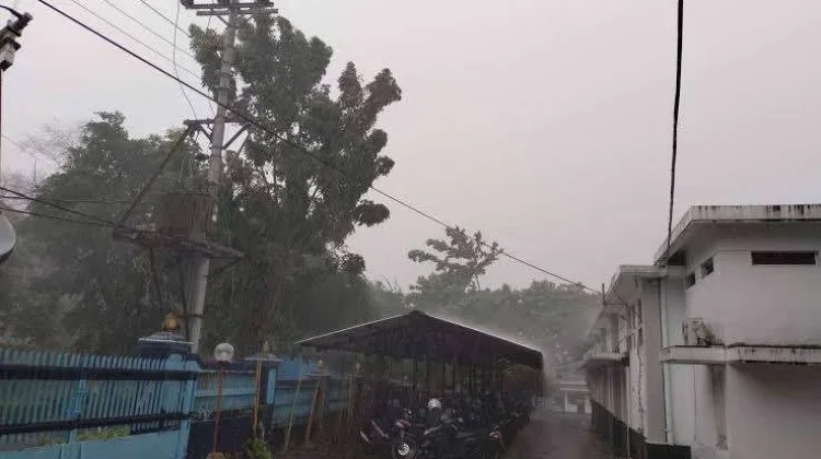 Cuaca DIY Kamis, Waspada Potensi Hujan Disertai Angin dan Gelombang Tinggi Laut