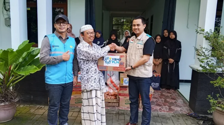 Hari Kartini, PLN Yogyakarta Salurkan Bantuan ke Tiga Pesantren