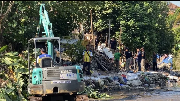 Kembalikan Fungsi Sungai, Pemkot Keruk dan Bongkar Kandang di Winongo