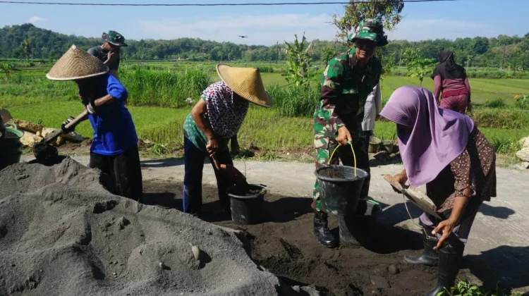 Warga Masyarakat Terlibat Aktif dalam Pembangunan Rapat Beton