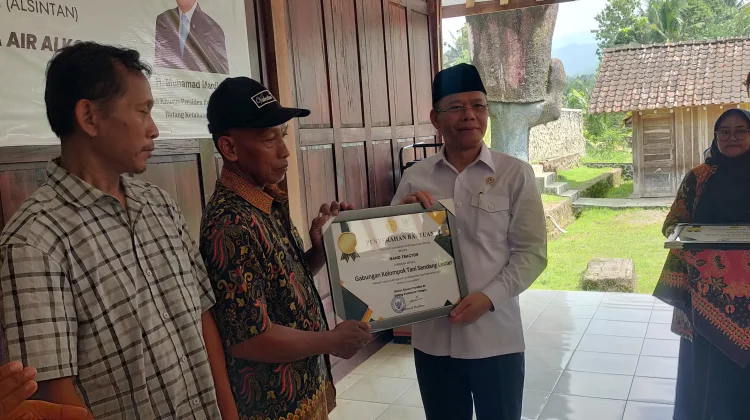 Utusan Khusus Bidang Ketahanan Pangan Bagikan Alsintan pada Kelompok Tani