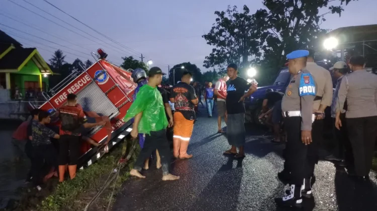 Hindari Dua Mobil di Jalan Sempit, Mobil Damkar Bantul Terperosok ke Sawah