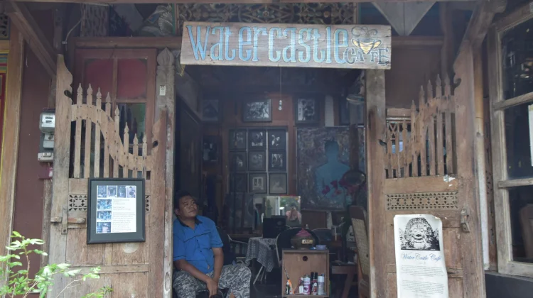 Melepas Penat setelah Menyusuri Taman Sari di Kafe Bernuansa Vintage