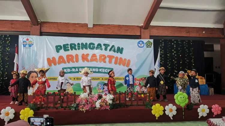KB RA Bintang Kecil Yogyakarta Semarakkan Hari Kartini dengan Fashion Show