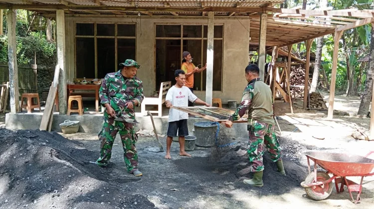 Gotong Royong Bedah Rumah Tidak Layak Huni Melalui Program TMMD Reguler ke - 128
