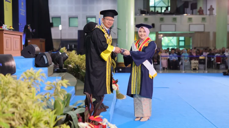Wisuda 766 Lulusan, Rektor UII: Pemimpin Efektif Adalah yang Memberi Keteladanan