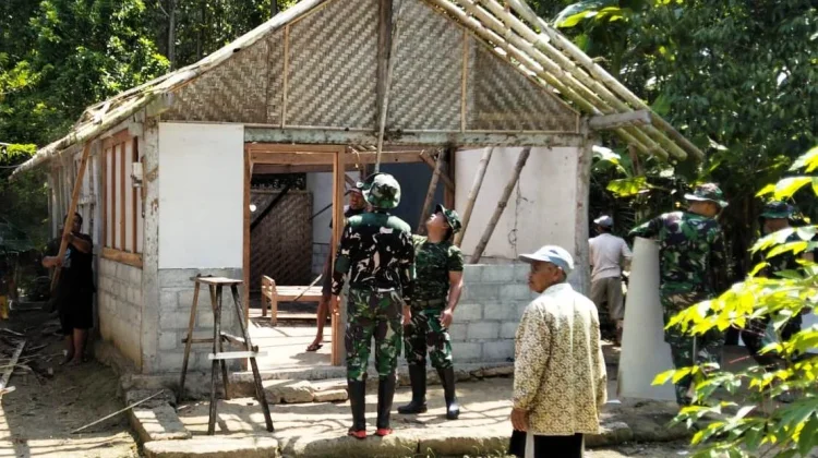 Satgas TMMD dan Warga Bergotong Royong Bangun Rumah Milik Lasinem