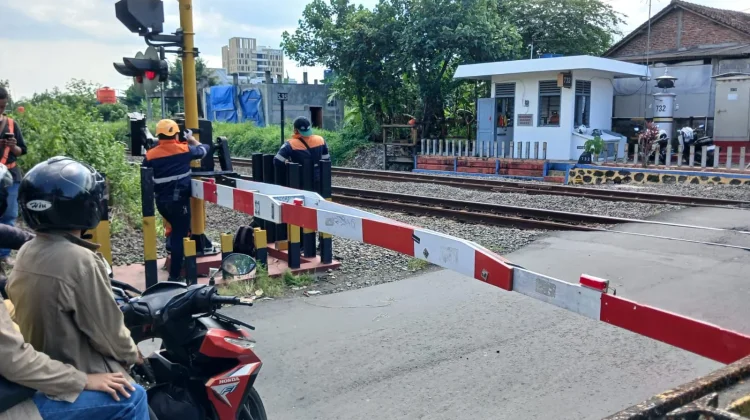 KAI Tegaskan Sanksi Menerobos Rel, Ancaman Denda hingga Penjara Menanti