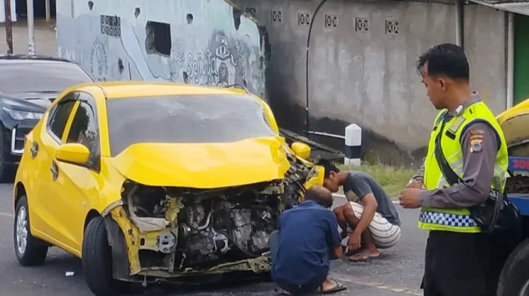 Kurang Konsentrasi ketika Berbelok, Mobil Tabrak Pagar Rumah di Parangtritis
