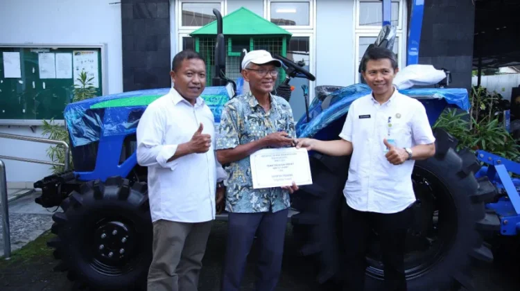 Wujudkan Swasembada Pangan, Sejumlah Petani di Bantul Terima Bantuan Alsintan