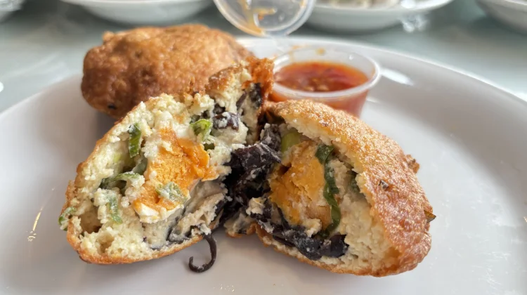 Kuliner Ote-Ote Telur Asin Curi Perhatian di Pasar Ngasem