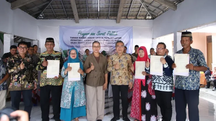 Sebanyak 52 Warga Pedak Baru Terima Serat Palilah, Ini Pesan GKR Mangkubumi