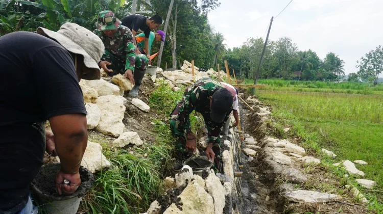 Danramil Lendah Pantau Pelaksanaan TMMD Reguler ke 128