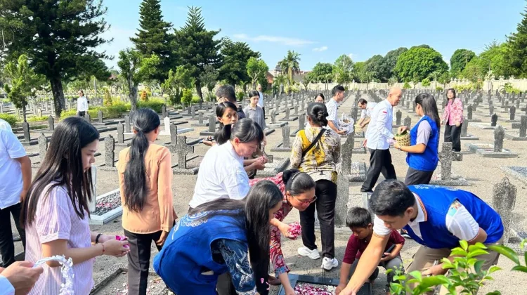 Ziarah Umat Buddha di TMP Kusumanegara dalam Rangkaian Trisuci Waisak 2026