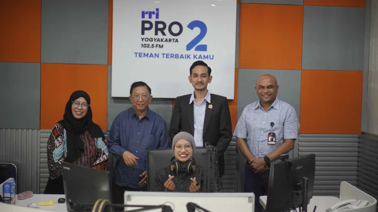 Berdiskusi tentang dunia Penyiaran bersama Ketua KPID Aceh