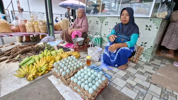 Sumirah Bertahan Jual Telur Bebek di tengah Sepinya Pasar