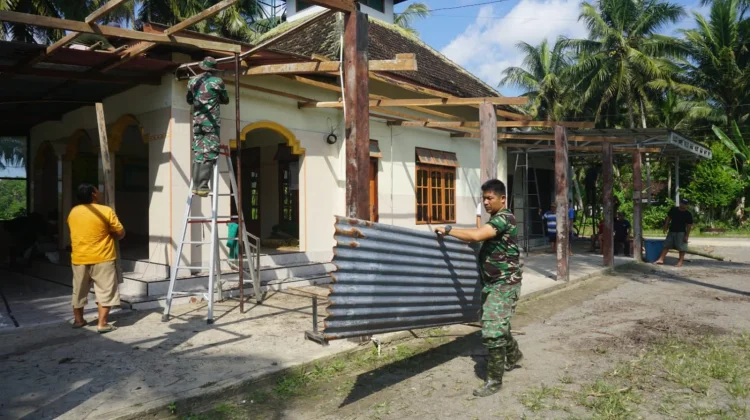 TNI dan Warga Bongkar Teras Masjid Baiturrahman Sidorejo Lendah